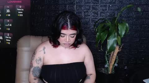 Snapshot of trixxiee_ chatting on December 17, 12:45 am trixxiee_ online show from December 17, 12:45 am