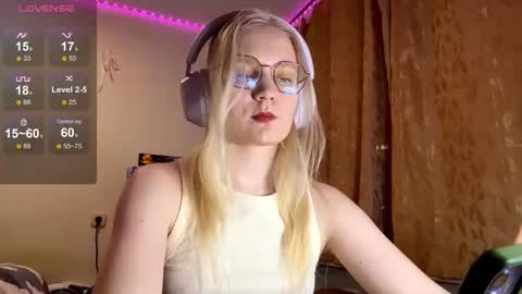 Snapshot of trudymersereau chatting on March 2, 3:52 pm Poly online show from March 2, 3:52 pm