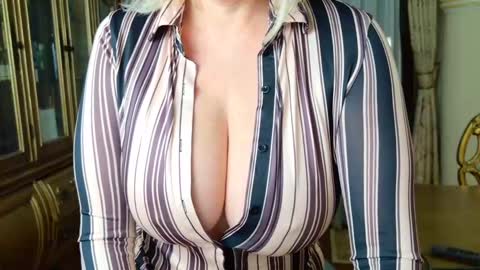 Snapshot of tunderose chatting on February 17, 4:53 am Tunde online show from February 17, 4:53 am