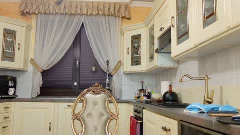 Snapshot of tunderose chatting on March 4, 4:49 am Tunde online show from March 4, 4:49 am