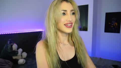 Snapshot of tweety_twist chatting on December 17, 10:11 pm MayCarrey online show from December 17, 10:11 pm