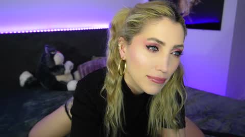 Snapshot of tweety_twist chatting on December 22, 10:25 pm MayCarrey online show from December 22, 10:25 pm