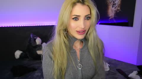 Snapshot of tweety_twist chatting on December 24, 6:22 am MayCarrey online show from December 24, 6:22 am