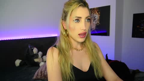 Snapshot of tweety_twist chatting on January 1, 7:21 pm MayCarrey online show from January 1, 7:21 pm