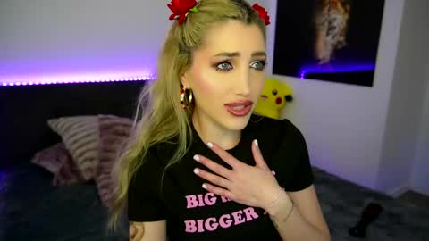 Snapshot of tweety_twist chatting on February 11, 9:35 pm MayCarrey online show from February 11, 9:35 pm