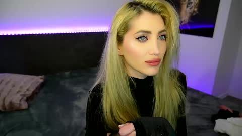 Snapshot of tweety_twist chatting on February 25, 4:35 am MayCarrey online show from February 25, 4:35 am