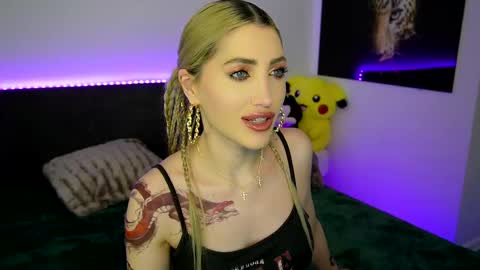 Snapshot of tweety_twist chatting on March 10, 9:51 pm MayCarrey online show from March 10, 9:51 pm