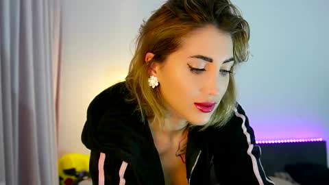 Snapshot of tweety_twist chatting on October 7, 9:50 am MayCarrey online show from October 7, 9:50 am