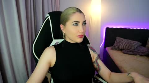 Snapshot of tweety_twist chatting on June 1, 11:50 pm MayCarrey online show from June 1, 11:50 pm