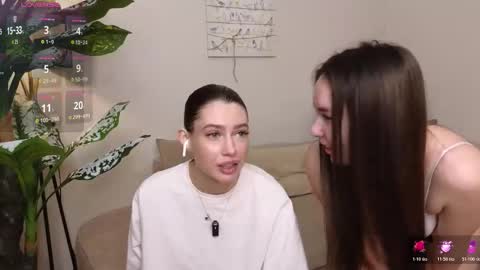 Snapshot of twin_cherry chatting on December 3, 5:26 am Mira and Lisa online show from December 3, 5:26 am