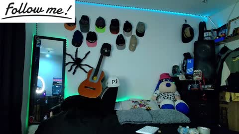 Snapshot of twink_sebas_ chatting on December 6, 10:52 pm  Bad boy sebastian  online show from December 6, 10:52 pm