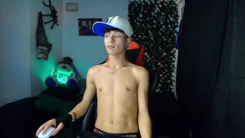 Snapshot of twink_sebas_ chatting on February 9, 12:39 am  Bad boy sebastian  online show from February 9, 12:39 am