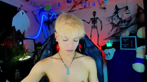 Snapshot of twink_sebas_ chatting on October 30, 4:47 am  Bad boy sebastian  online show from October 30, 4:47 am