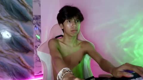 Snapshot of twink_sunny chatting on July 17, 6:35 pm sunny online show from July 17, 6:35 pm