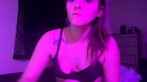 Snapshot of twizzler_twizzle chatting on February 22, 3:29 am twizzler_twizzle online show from February 22, 3:29 am