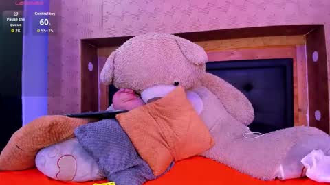 Snapshot of twogirlswitteeth chatting on December 19, 11:06 am twogirlswitteeth online show from December 19, 11:06 am