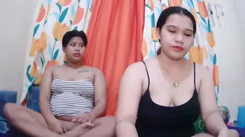 Snapshot of twowetcuties chatting on February 7, 11:45 pm Lyn and lea online show from February 7, 11:45 pm