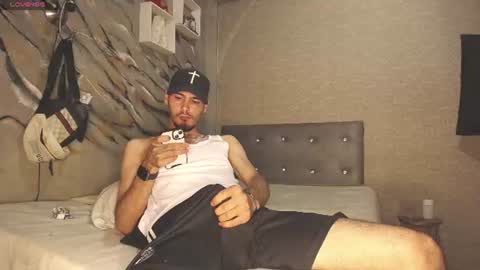 Snapshot of tyl3r_coop3r chatting on June 17, 11:27 pm tyl3r_coop3r online show from June 17, 11:27 pm