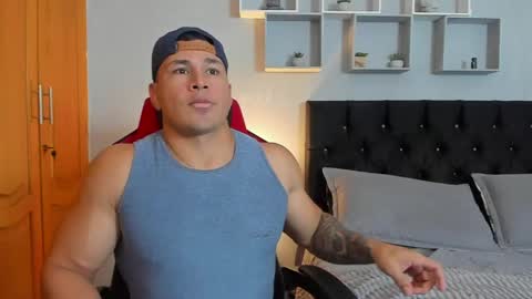 tyler_hank1 online show from April 24, 8:22 pm