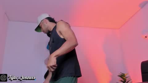 Snapshot of tyler_jonnes chatting on October 21, 10:43 pm Tyler online show from October 21, 10:43 pm