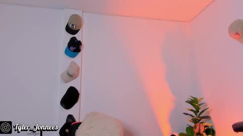 Snapshot of tyler_jonnes chatting on October 23, 10:08 pm Tyler online show from October 23, 10:08 pm