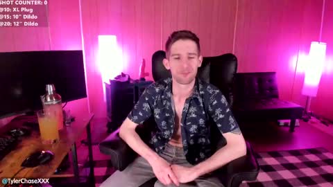 Snapshot of tylerchasexxx chatting on April 9, 11:21 pm Tyler Chase online show from April 9, 11:21 pm
