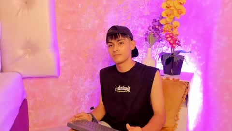 Snapshot of tylercruz__ chatting on April 18, 6:06 am Tyler online show from April 18, 6:06 am
