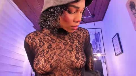 Snapshot of tylla_ chatting on October 6, 3:59 am online show from October 6, 3:59 am
