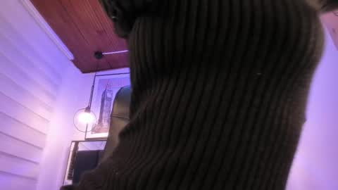 Snapshot of tylla_ chatting on October 7, 3:58 am online show from October 7, 3:58 am