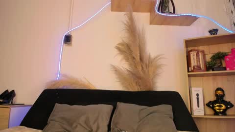 tylla__ online show from April 9, 6:19 am