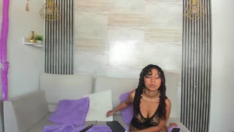 Snapshot of tyra_pettite chatting on June 17, 7:15 pm tyra_pettite online show from June 17, 7:15 pm