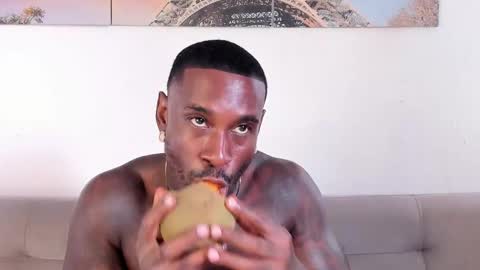 Snapshot of tyron_rulers chatting on December 4, 3:32 pm Dvid Rullers online show from December 4, 3:32 pm