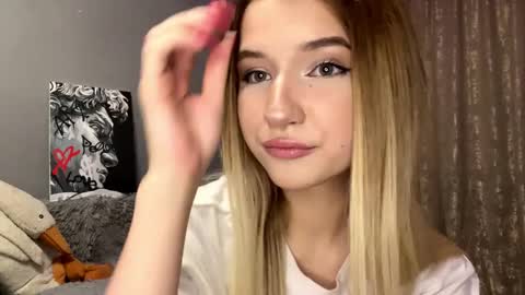 Snapshot of ulalittlepage chatting on December 4, 4:59 pm Vikki online show from December 4, 4:59 pm