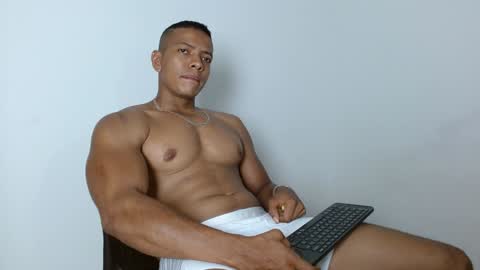 Snapshot of ulisess15 chatting on December 31, 10:45 pm Felipe model independent online show from December 31, 10:45 pm