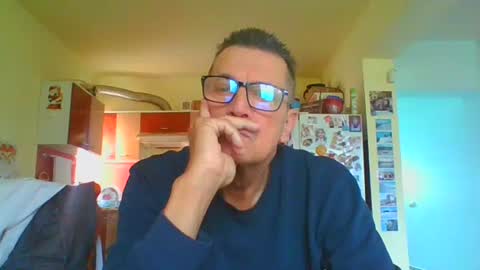 Snapshot of ulmeni7 chatting on May 19, 4:52 am ulmeni7 online show from May 19, 4:52 am