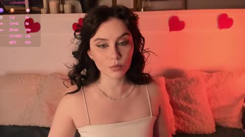 Una  online show from February 11, 10:31 am