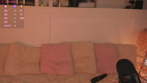 Una  online show from April 12, 10:42 am