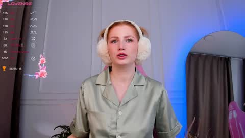 Snapshot of unicent chatting on December 4, 2:26 pm Call me Mira  thumbs up its make me happy online show from December 4, 2:26 pm