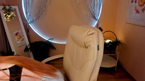 Snapshot of unicent chatting on December 16, 8:37 pm Call me Mira  thumbs up its make me happy online show from December 16, 8:37 pm