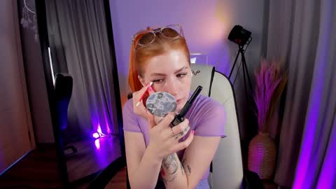 Snapshot of unicent chatting on December 17, 8:43 pm Call me Mira  thumbs up its make me happy online show from December 17, 8:43 pm