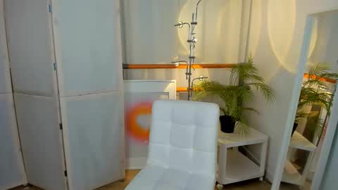 Snapshot of unicent chatting on March 10, 9:29 pm Call me Mira  thumbs up its make me happy online show from March 10, 9:29 pm