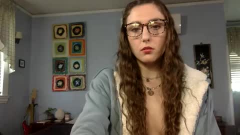 Lola Moonstone online show from January 9, 6:10 pm