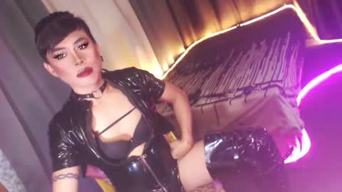 Snapshot of ur_dominatrix chatting on December 4, 1:59 am MISS ANNA online show from December 4, 1:59 am