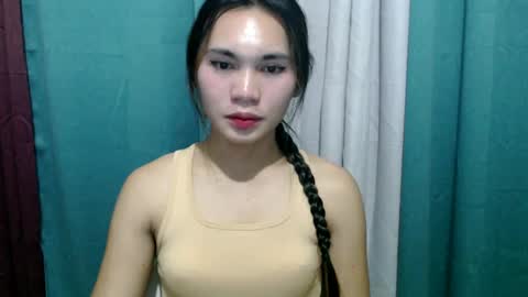 Snapshot of ur_innocent_girlx chatting on February 23, 11:44 am QUEENSY online show from February 23, 11:44 am