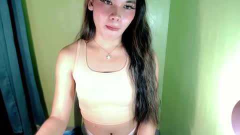 Snapshot of ur_innocent_girlx chatting on March 11, 5:27 am QUEENSY online show from March 11, 5:27 am