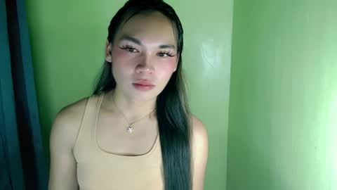 Snapshot of ur_innocent_girlx chatting on March 12, 8:30 am QUEENSY online show from March 12, 8:30 am