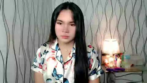 Snapshot of ur_innocent_girlx chatting on December 4, 1:59 am QUEENSY online show from December 4, 1:59 am