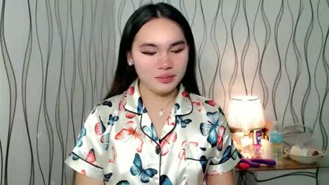 Snapshot of ur_innocent_girlx chatting on December 5, 1:25 am QUEENSY online show from December 5, 1:25 am