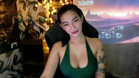 Snapshot of urasiandreamgirlxxx chatting on June 14, 2:09 am jess online show from June 14, 2:09 am