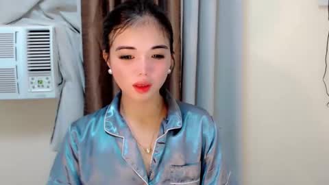 urcutie_ayah online show from December 5, 7:06 am